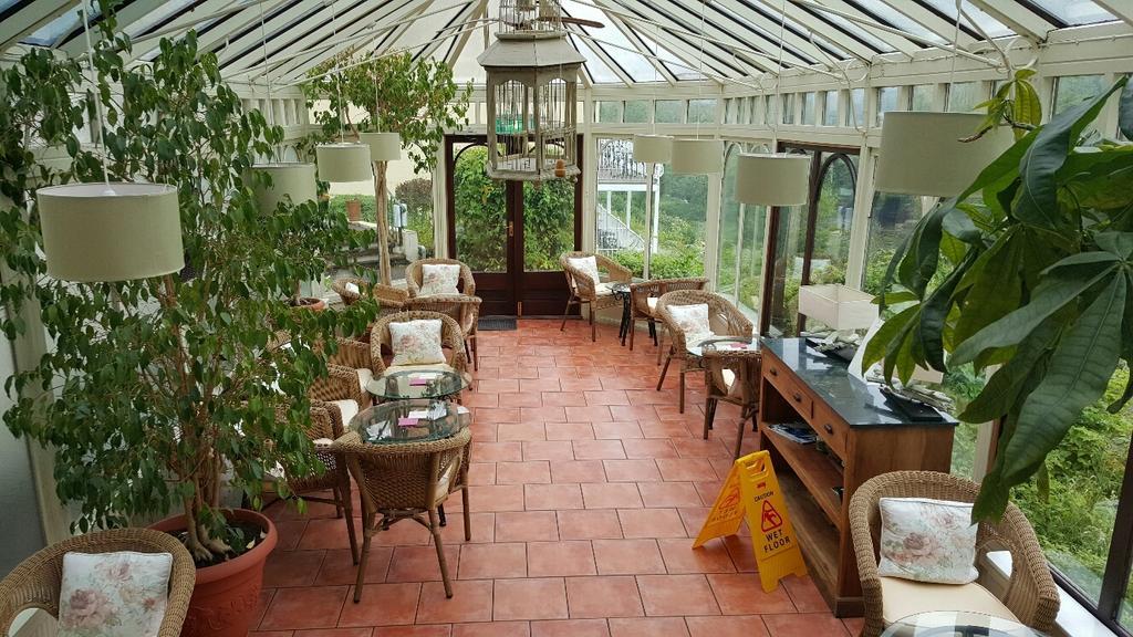 Llanwenarth Hotel And Riverside Restaurant Abergavenny Exterior photo